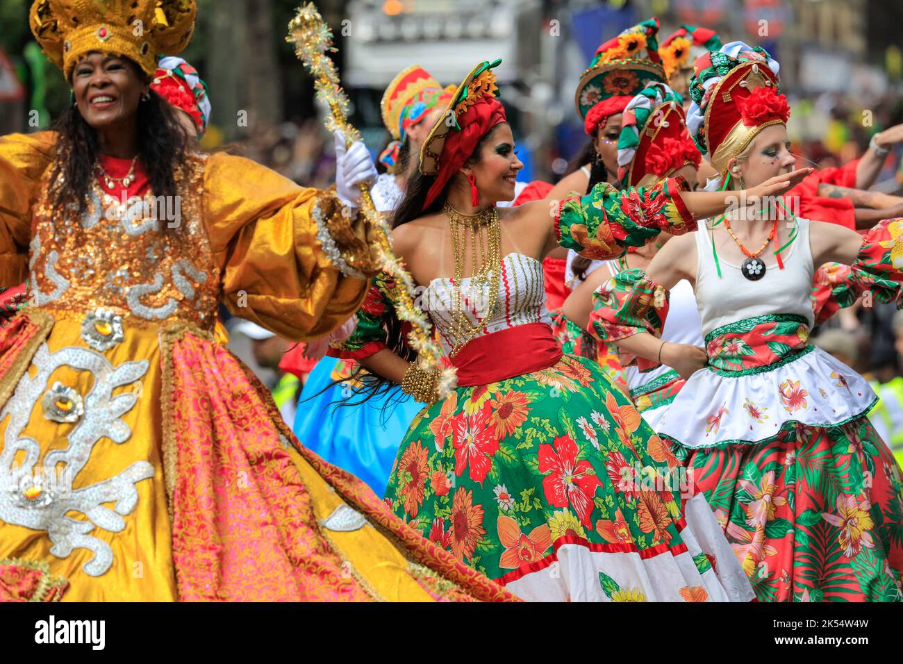 Ballerini in costume colorato, Notting Hill Carnival, Londra, Regno Unito Foto Stock