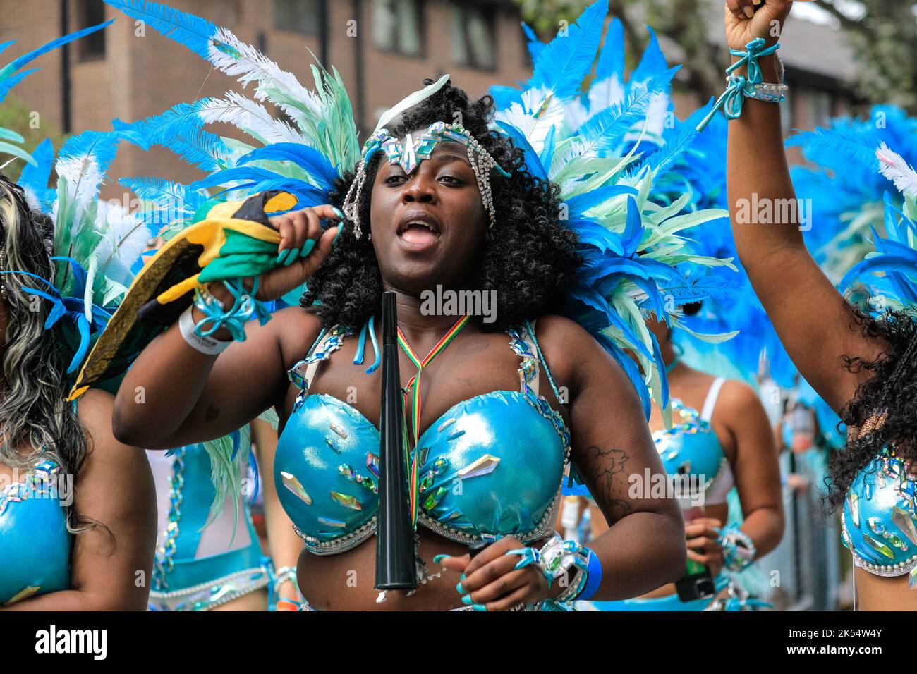 La ballerina Samba sorride in costume scintillante con la Paraiso School of Samba, Notting Hill Carnival, Londra, Regno Unito Foto Stock