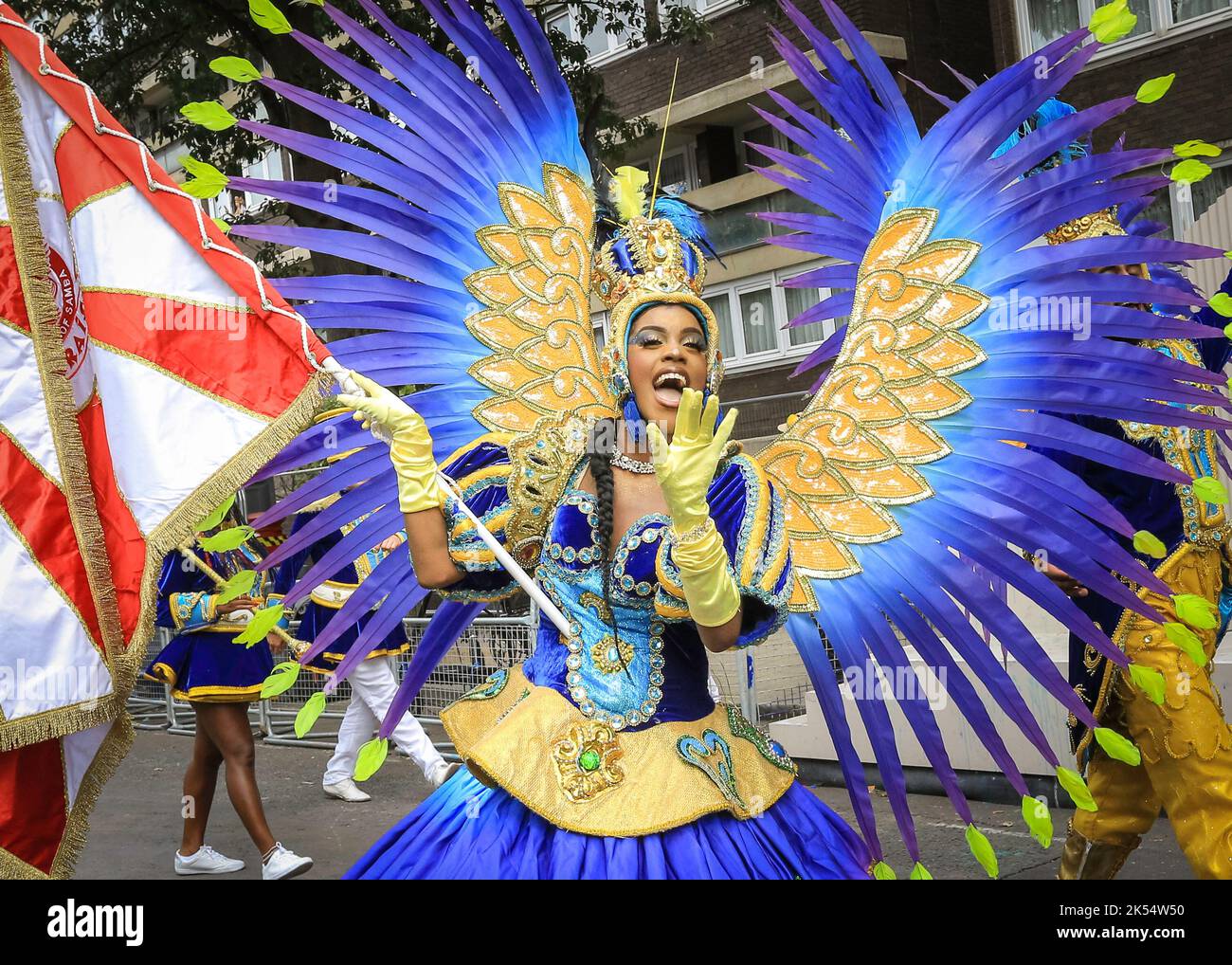 La ballerina Samba sorride in costume scintillante, Notting Hill Carnival, Londra, Regno Unito Foto Stock