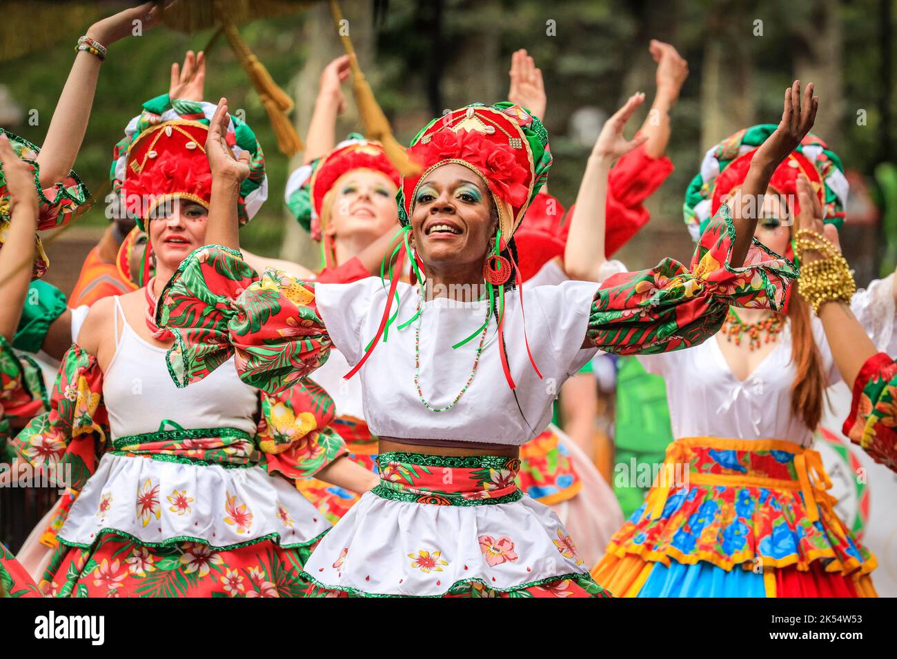 Ballerini in costume colorato, Notting Hill Carnival, Londra, Regno Unito Foto Stock