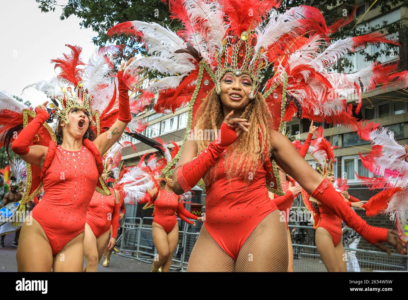 I ballerini Samba sorridono in costumi scintillanti, Notting Hill Carnival, Londra, Regno Unito Foto Stock