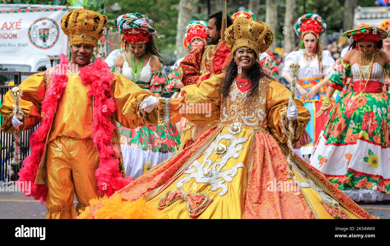 Un carnevale re e regina con ballerini in costume colorato, Notting Hill Carnival, Londra, Regno Unito Foto Stock