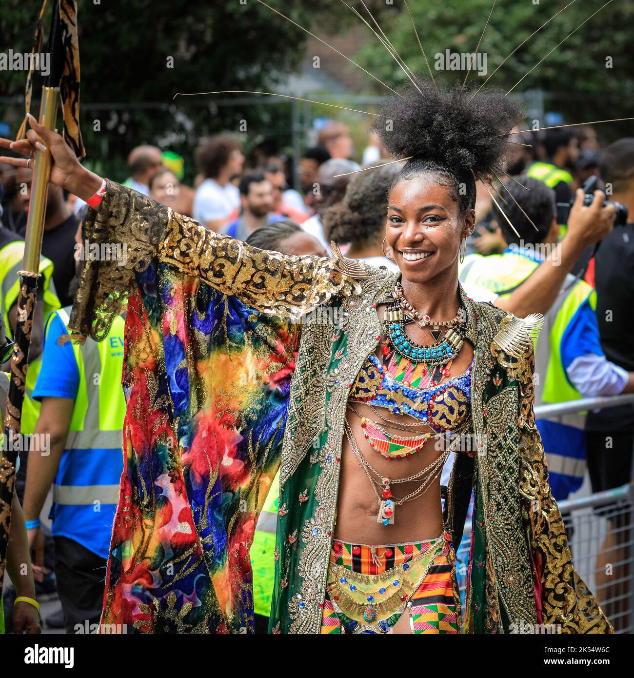 Una partecipante femminile in costume colorato lungo il percorso, Notting Hill Carnival, Londra, Regno Unito Foto Stock