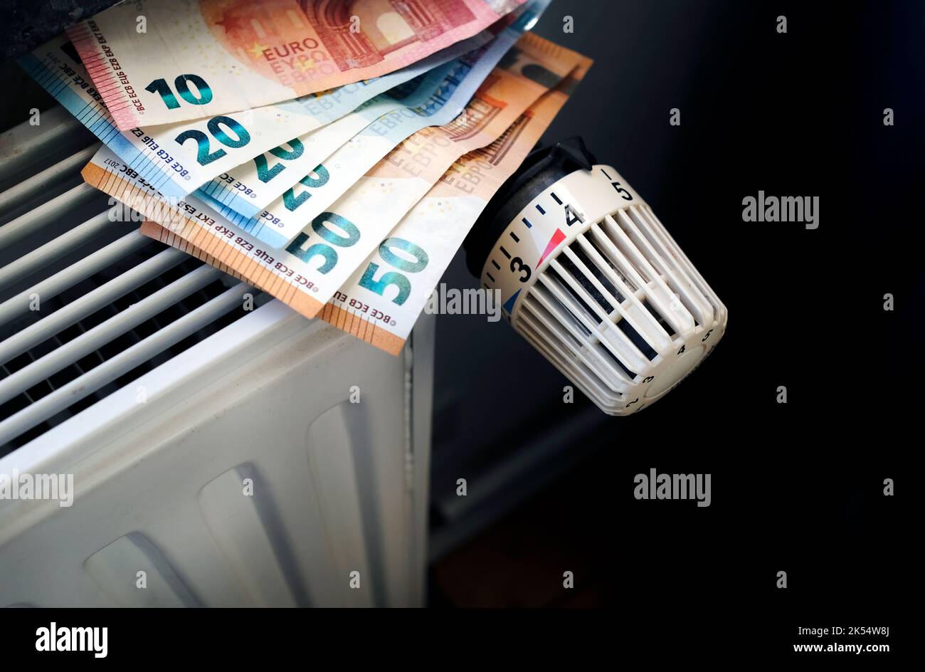 Controllo dei costi di riscaldamento - controllo del radiatore e bollette in euro sul riscaldamento centrale Foto Stock