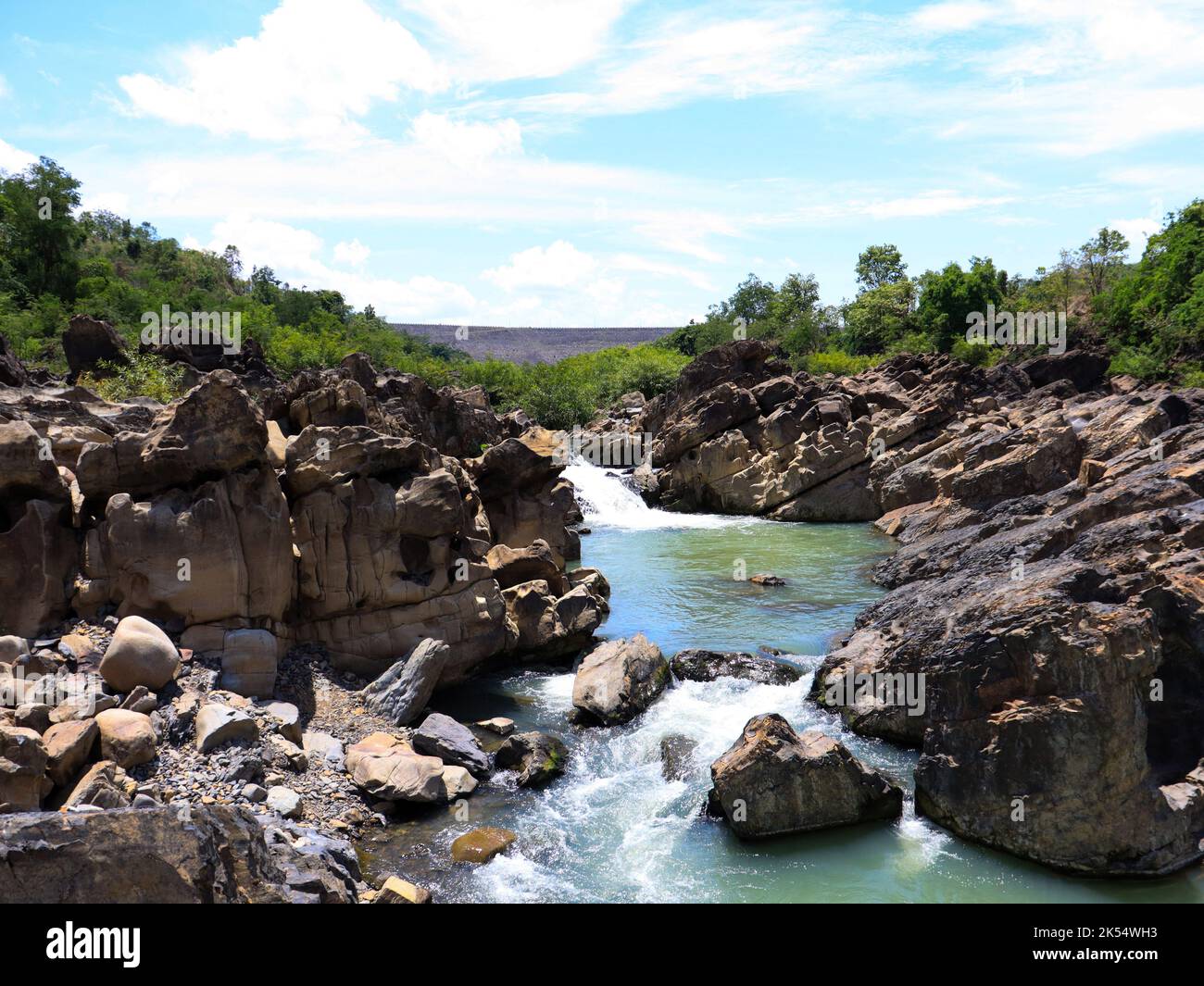 Bellissimo paesaggio con acqua e nuvole Foto Stock