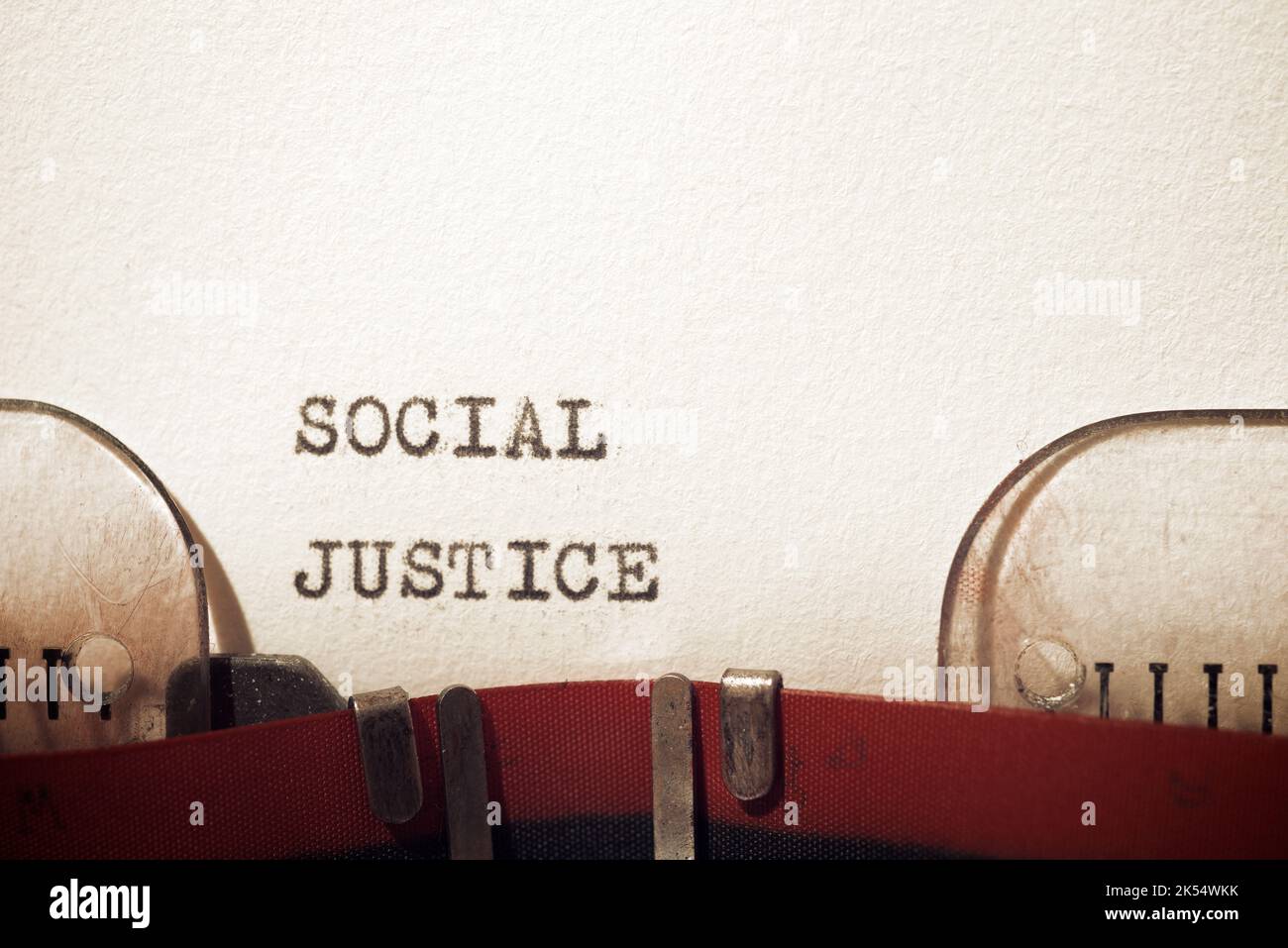 Testo di giustizia sociale scritto con una macchina da scrivere. Foto Stock