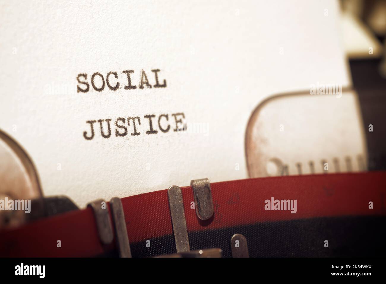 Testo di giustizia sociale scritto con una macchina da scrivere. Foto Stock