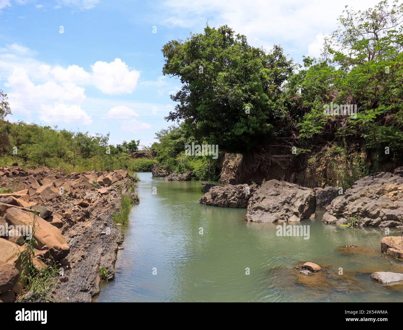 Bellissimo paesaggio con acqua e nuvole Foto Stock