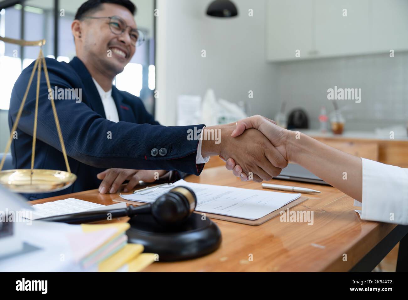 Avvocato o avvocati agitando la mano con il client dopo la consultazione per discutere di un contratto cliente in aule di tribunale, il giudice e il concetto di servizio Foto Stock