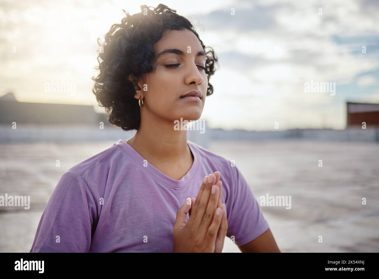 Yoga indiano, zen wellness meditazione e namaste posa relax per bilanciare energia spirituale chakras. Pace gratitudine, ragazza saluto alba nella religione Foto Stock