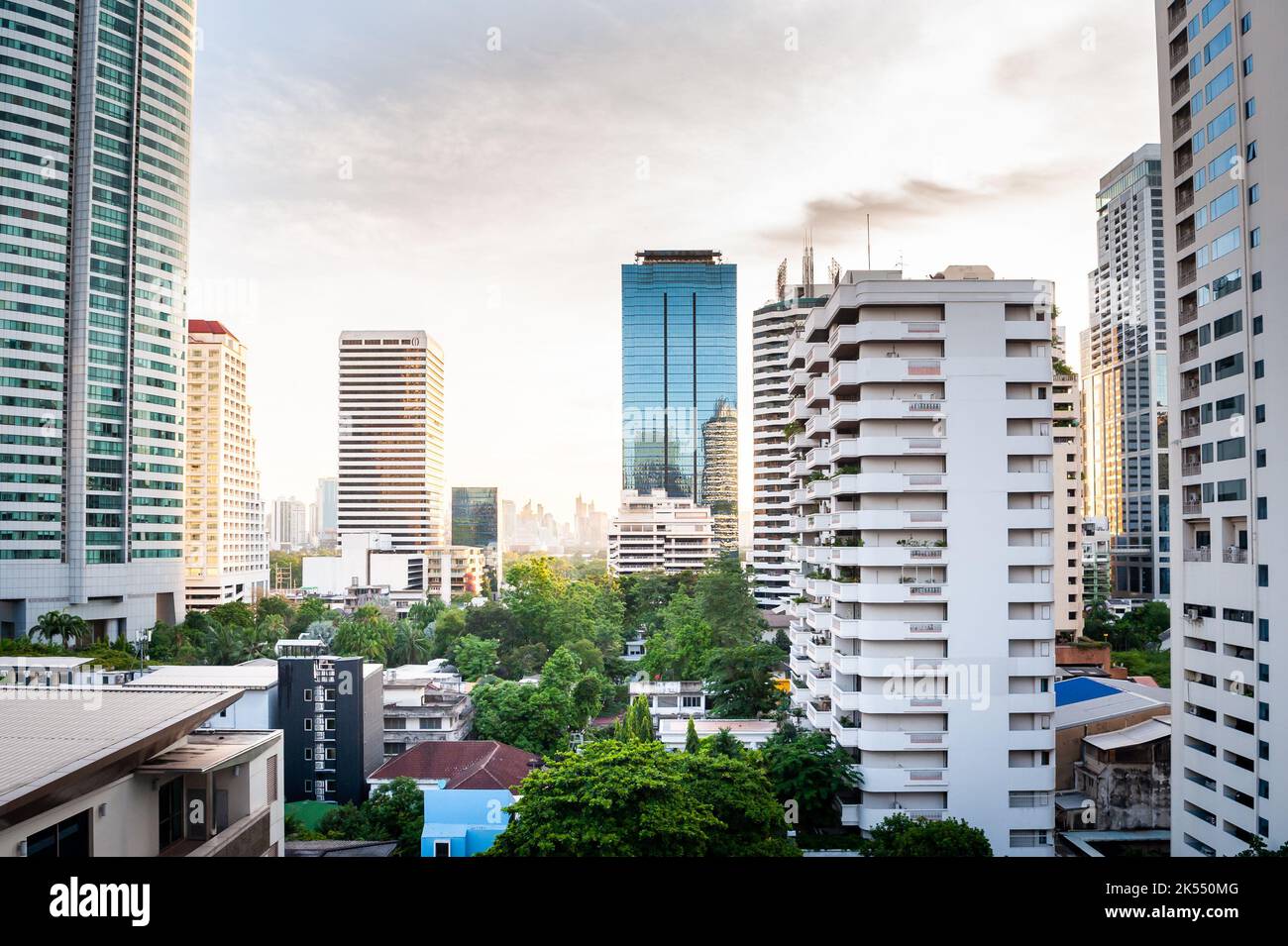 La vista da Soi 19 Sukhumvit, Bangkok, Tailandia guarda ad ovest sugli alti condomini al tramonto. Foto Stock