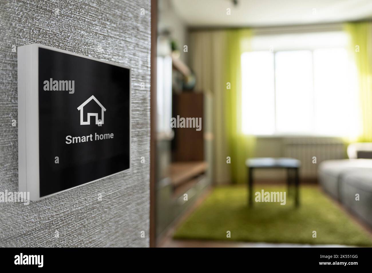 Tecnologia wireless per la gestione di dispositivi intelligenti a casa. Controllare la sicurezza e la videosorveglianza esterna, selezionare il programma sul touch screen w Foto Stock
