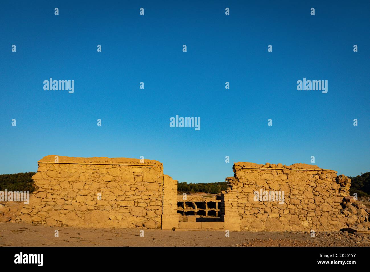 Ex cementeria di Sant Romà de Sau, sottomarina oggi la maggior parte dell'anno a causa della costruzione del serbatoio nei primi anni '60 Foto Stock