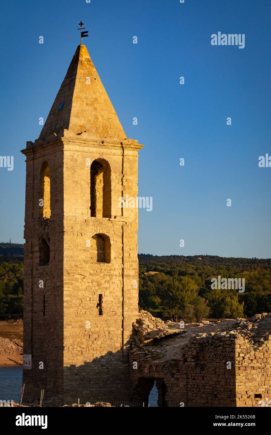 L'ex campanile di Sant Romà de Sau e la chiesa di Sant Romà de Sau, oggi sott'acqua la maggior parte dell'anno a causa della costruzione del serbatoio nei primi anni Foto Stock