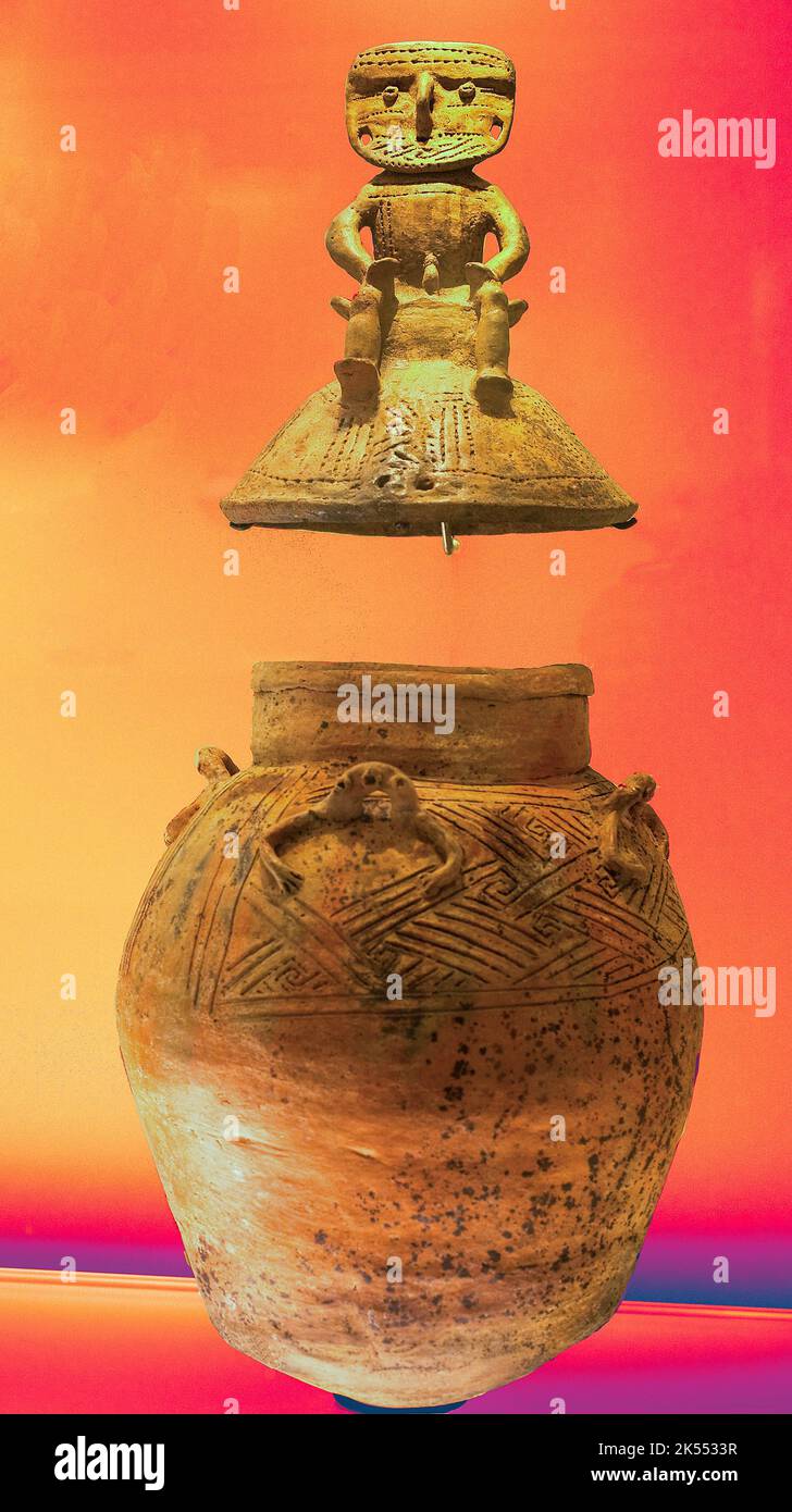 Colombia, oggetti Bogotà in mostra nel museo dell'oro. Sepolture secondarie in urne recanti rappresentazioni della figura umana sono comuni nel complesso Foto Stock