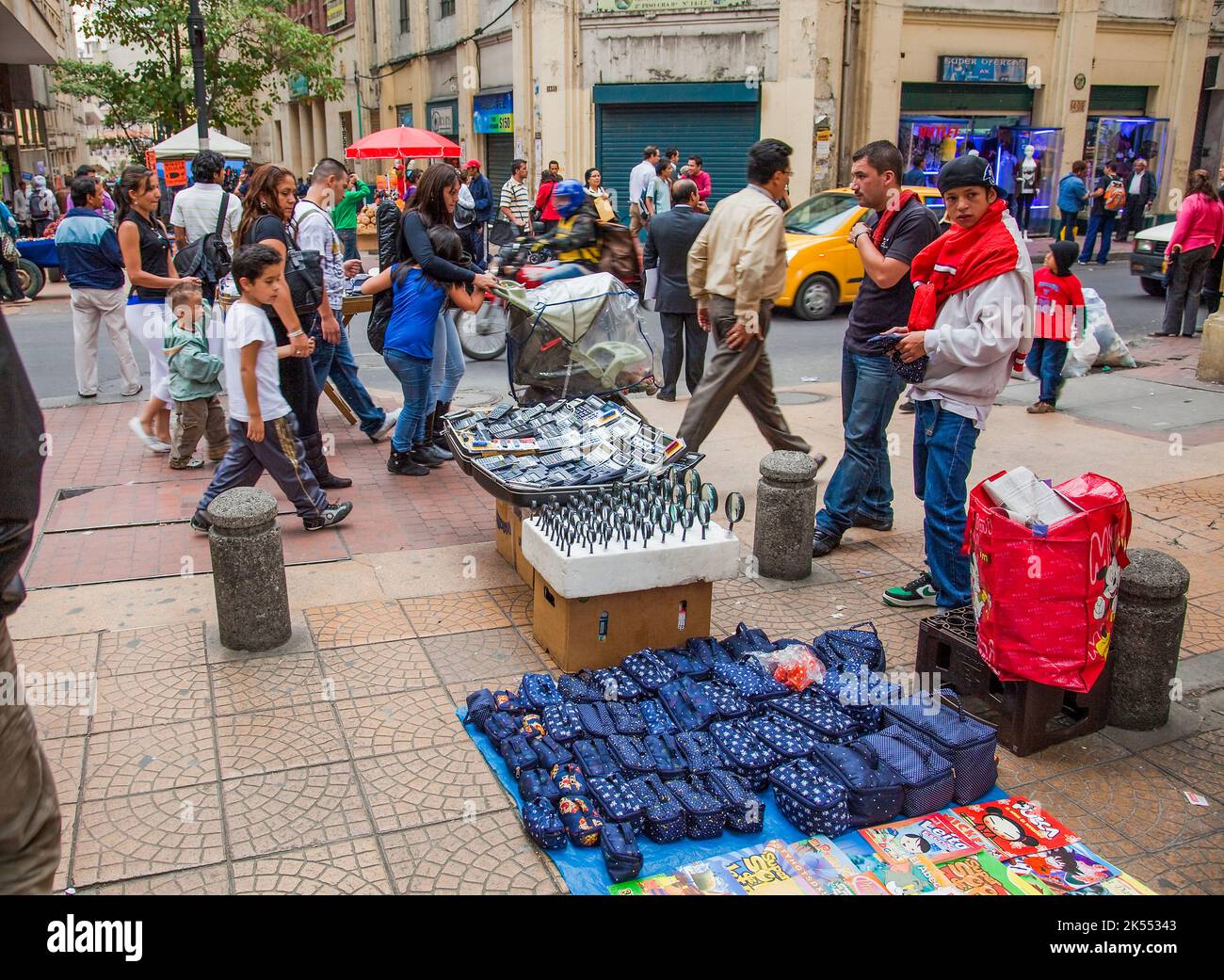 Colombia, Bogota Vendita di merci per strada. Foto Stock