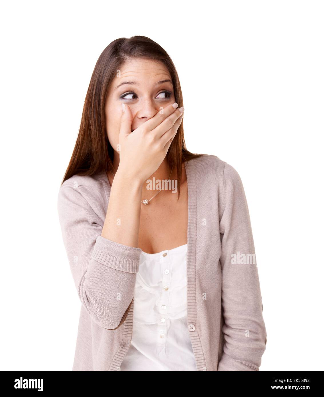 Non posso credere che abbia detto questo. Sorpresa giovane donna coprendo la bocca su uno sfondo bianco. Foto Stock
