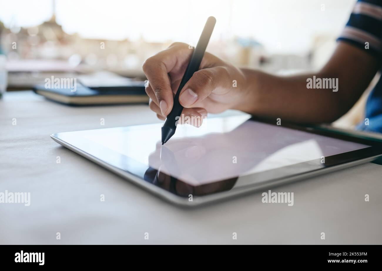 Tablet digitale, design mani scrittura con penna per la pianificazione del design, animazione creativa o progetto pubblicitario sulla scrivania in studio. Tech, blocco note o Web Foto Stock