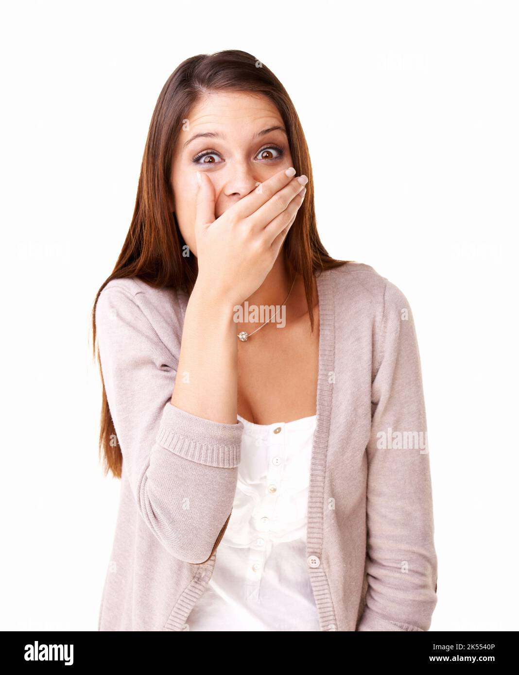 Questa è una sorpresa. Sorpresa giovane donna coprendo la bocca su uno sfondo bianco. Foto Stock