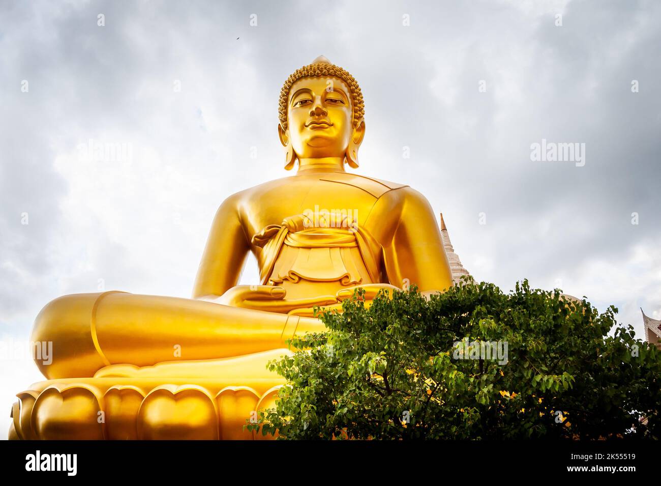 Il Buddha dorato gigante si trova sopra la città di Bangkok Thailandia a Wat Paknam. Nome completo del tempio; Wat Pak Nam Phasi Cheroen. Foto Stock