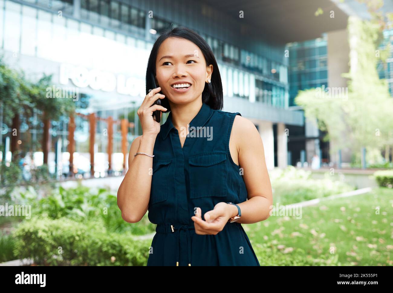 Telefonata, donna e felice business all'aperto. Conversazione. Donna d'affari in Indonesia a piedi, parlando e trattare fuori ufficio. Comunicazione, 5g e. Foto Stock