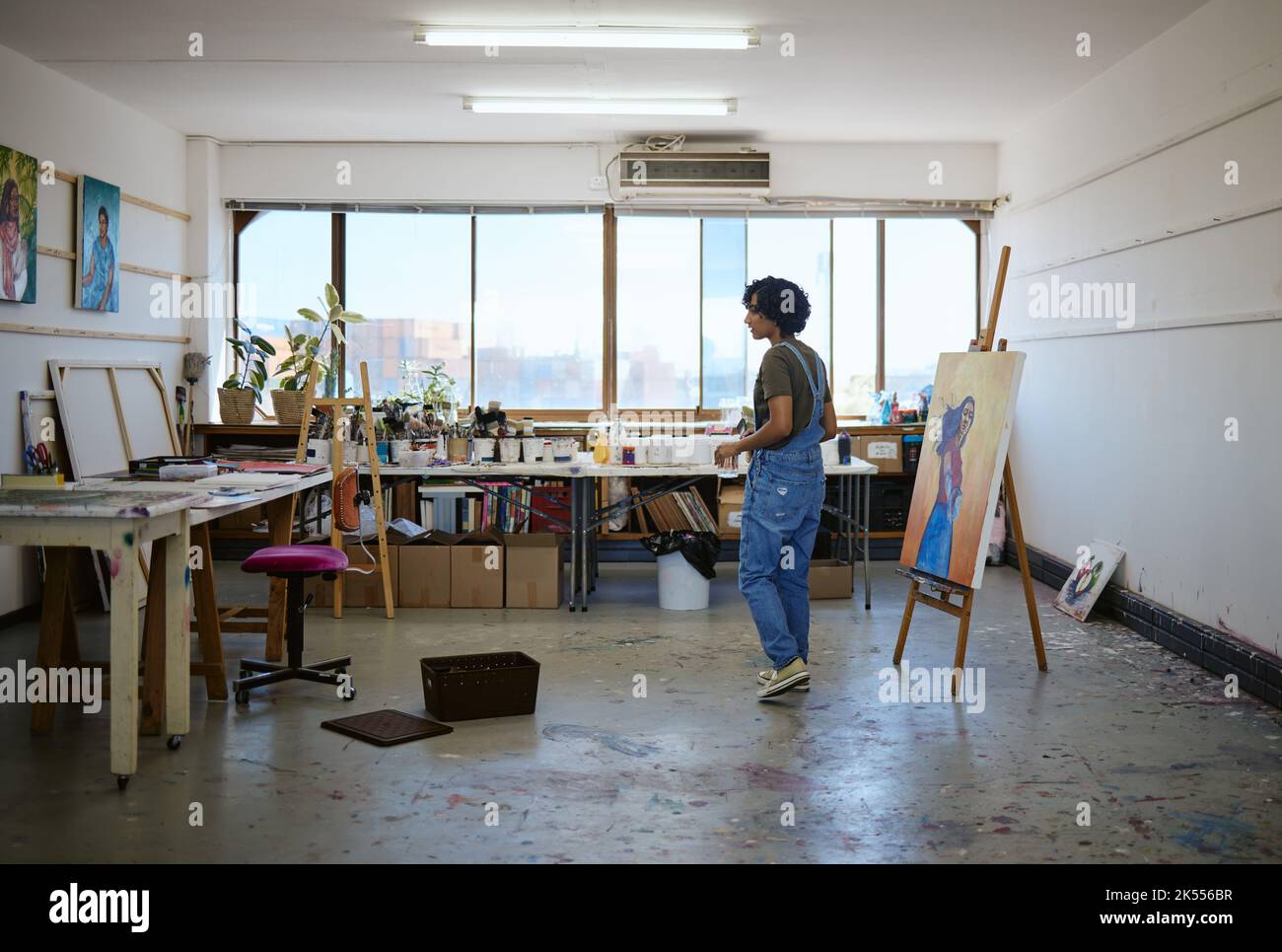 Tela, donna artista e ragazza pittore con pittura per esposizione in studio, galleria d'arte e posto di lavoro. Signora, femminile e creativa in officina con Foto Stock