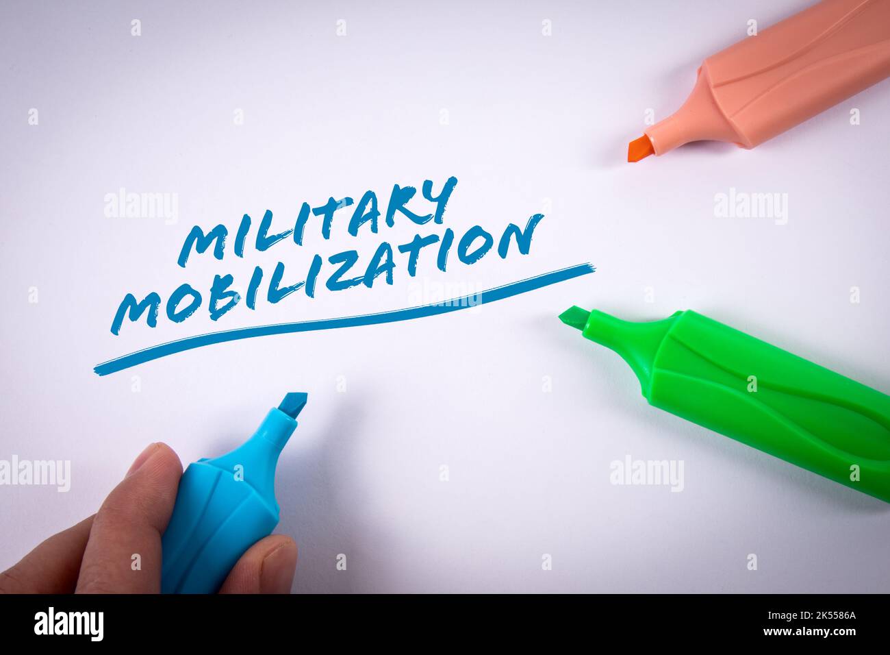 Mobilitazione militare. Testo e marcatori colorati su sfondo bianco. Foto Stock