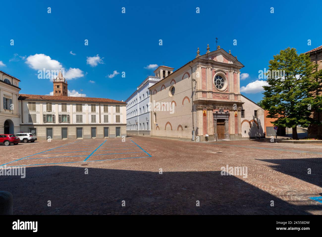 Alba, Langhe, Piemonte, Italia - 16 agosto 2022: Piazza Vittorio Veneto con la chiesa di Santa Caterina (18th ° secolo) sullo sfondo la campana a. Foto Stock