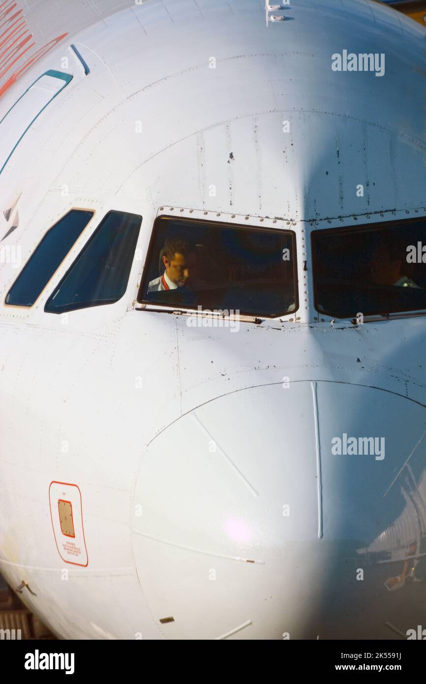 Aereo - pilota in cabina di pilotaggio - vista frontale Foto Stock
