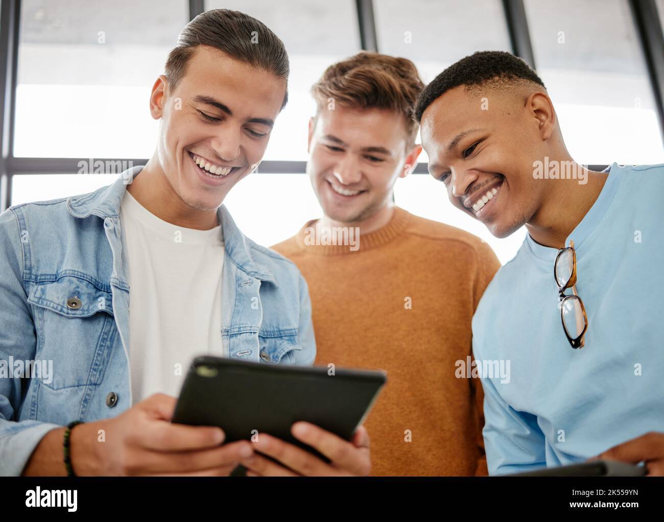 Uomini d'affari, tablet o collaborazione di marketing digitale per la creazione di un marchio di avvio creativo, un sito Web di social media o una ricerca sul pubblico di destinazione. Sorridere, felice Foto Stock