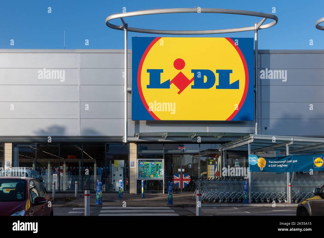 Lidl supermercato e segno, nuovo negozio Lidl a Farnborough, Hampshire, Inghilterra, Regno Unito Foto Stock