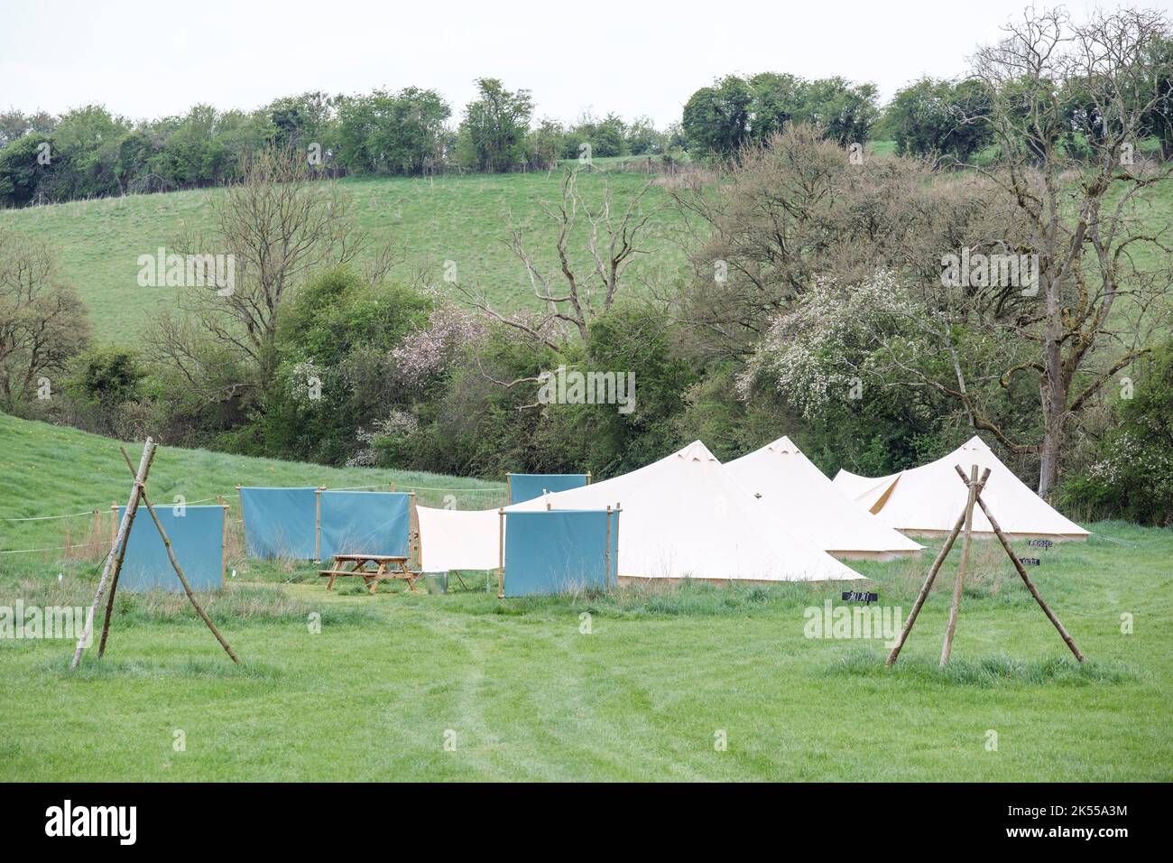 Tende ecologiche e campeggio nella campagna britannica. Foto Stock