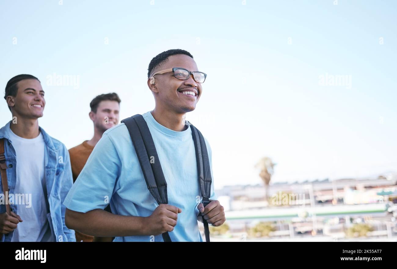 Studenti, corsi di formazione o viaggi con un uomo e amici che camminano per classe all'università o al campus universitario come studenti di scambio. Studio, borse di studio e. Foto Stock