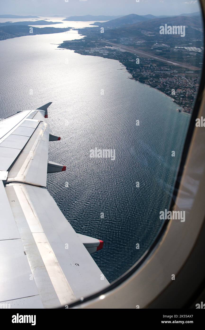 Guardando fuori dalla finestra di un aereo all'ala durante il decollo dall'aeroporto di Spalato in Croazia. Foto Stock