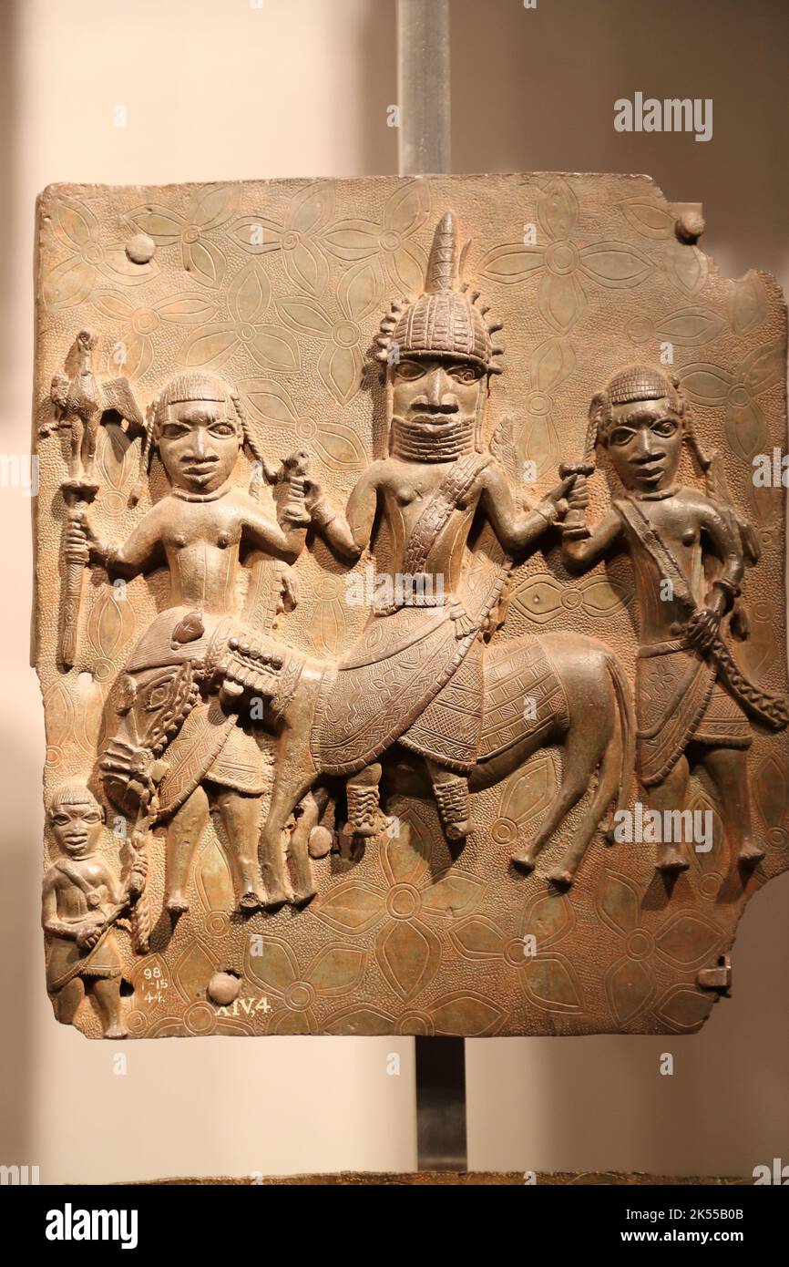 Benin Bronzes in mostra al British Museum, placche di ottone del palazzo di corte reale del Regno di Benin, 16-17th secolo, Londra, Regno Unito Foto Stock