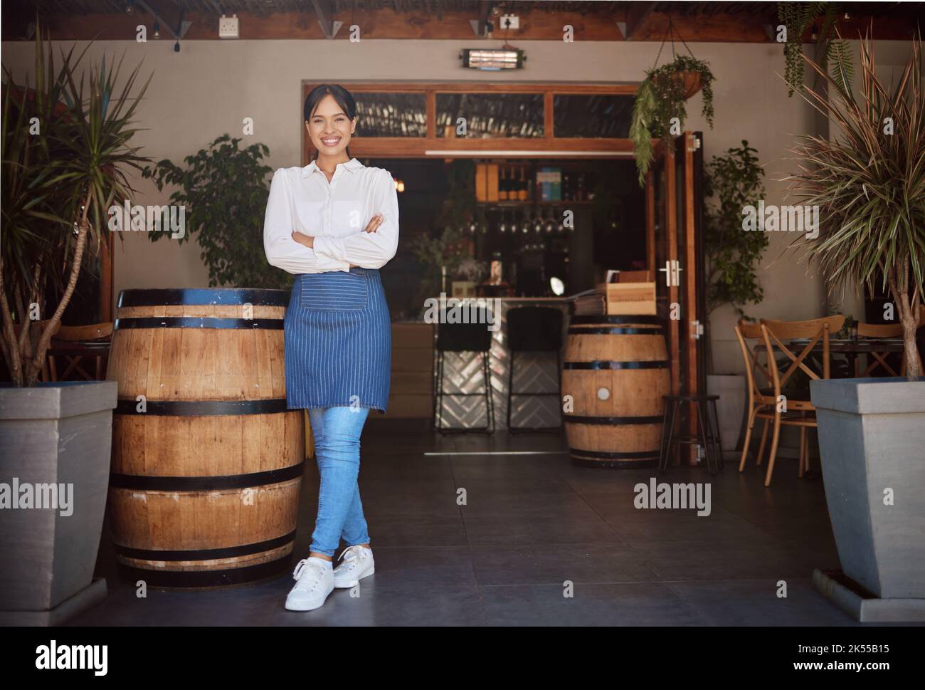 Ristorante cantina, orgogliosa donna imprenditore in ritratto per l'industria alimentare, delle bevande e dell'ospitalità. Cameriera vigneto, barista o manager Foto Stock