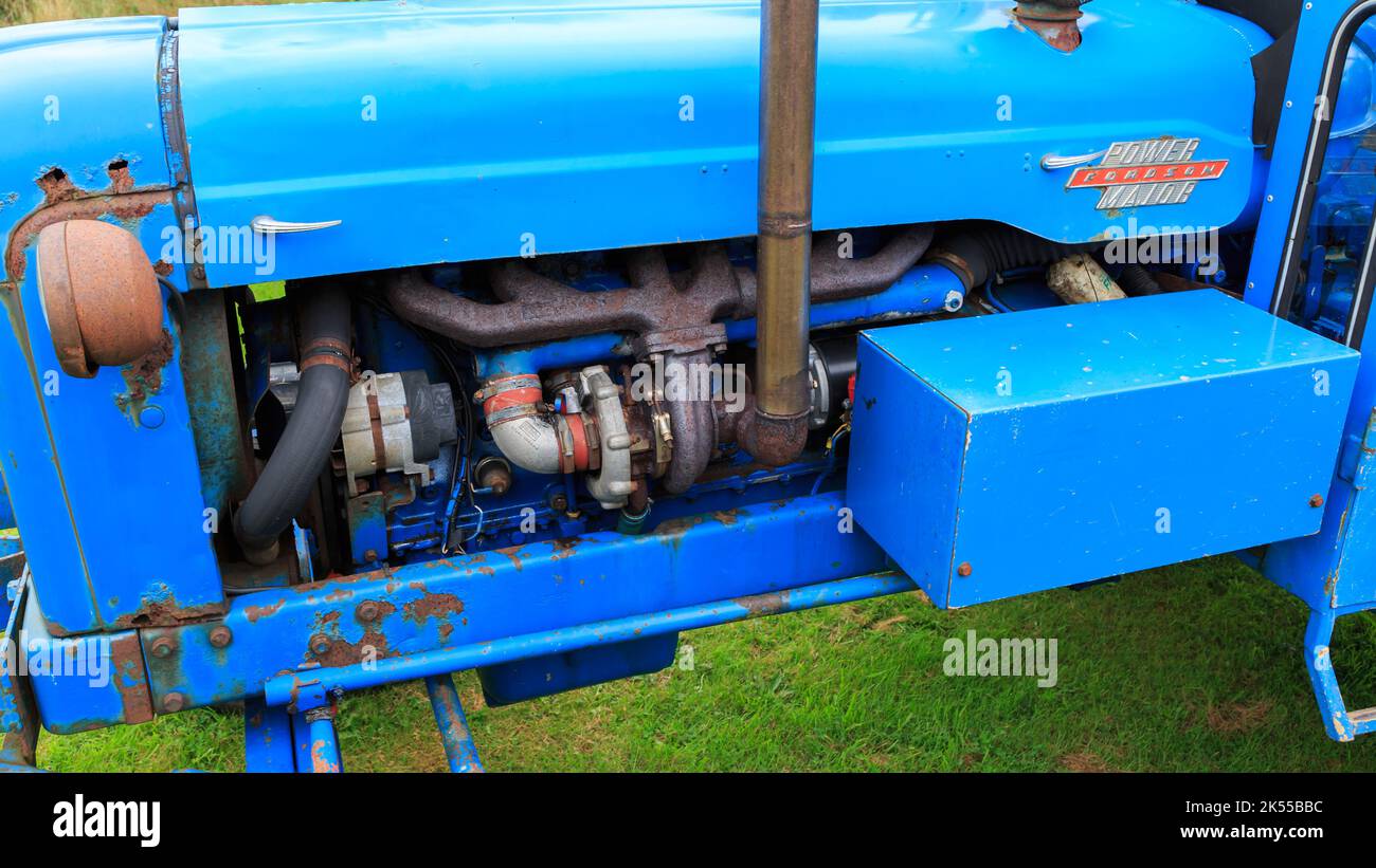 Brydkirk, Scozia - 04 settembre 2022: Vista di un turbocompressore montato su un vecchio trattore Fordson Power 1960s modificato Foto Stock