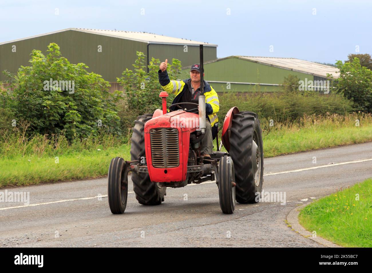 Eastriggs, Scozia - 04 settembre 2022: Un vecchio trattore Massey Ferguson 35 del 1962 con conducente che riparte da una corsa di beneficenza locale Foto Stock