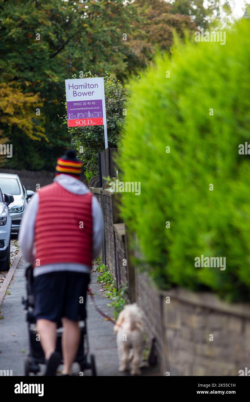 West Yorkshire, Regno Unito. 6th Ott 2022. UK House for sale firma in tutto il Queensbury, Bradford, West Yorkshire come la notizia che il tasso medio su un nuovo mutuo fisso biennale è aumentato al di sopra del 6% per la prima volta dal 2008, secondo dati che intensificheranno la preoccupazione per la crisi del mercato dei mutui per la casa. La notizia che il nuovo tasso tipico era salito al 6,07% è giunta il giorno prima che il cancelliere, Kwasi Kwarteng, si riuniva con i dirigenti delle maggiori banche britanniche per discutere l’impatto delle turbolenze dei mercati finanziari su mutui e disponibilità. Credit: Immagini mulino a vento/Alamy Live Foto Stock