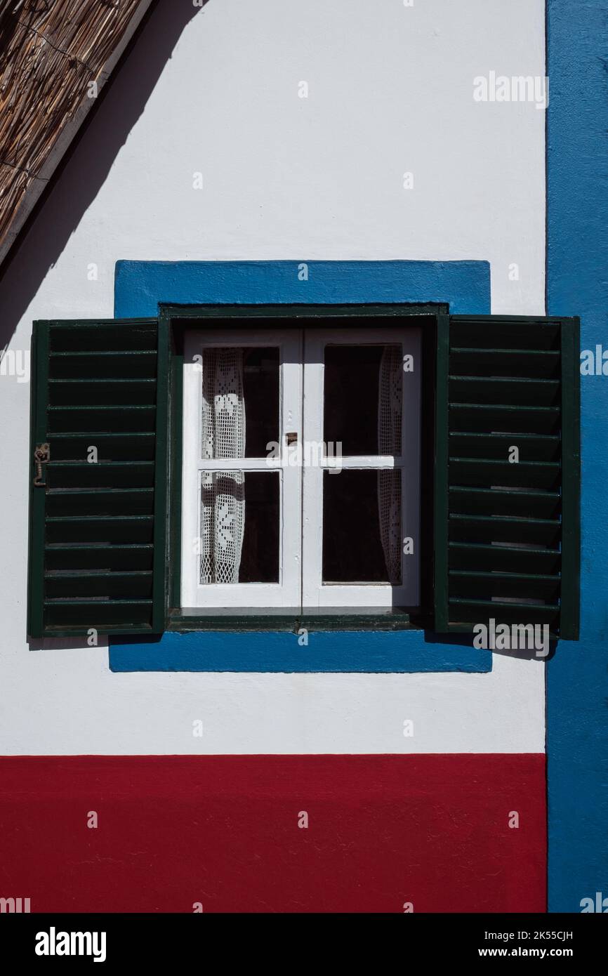 Primo piano della finestra che mostra i dettagli della casa tradizionale Santana nell'isola di Madeira, Portogallo. Foto verticale Foto Stock