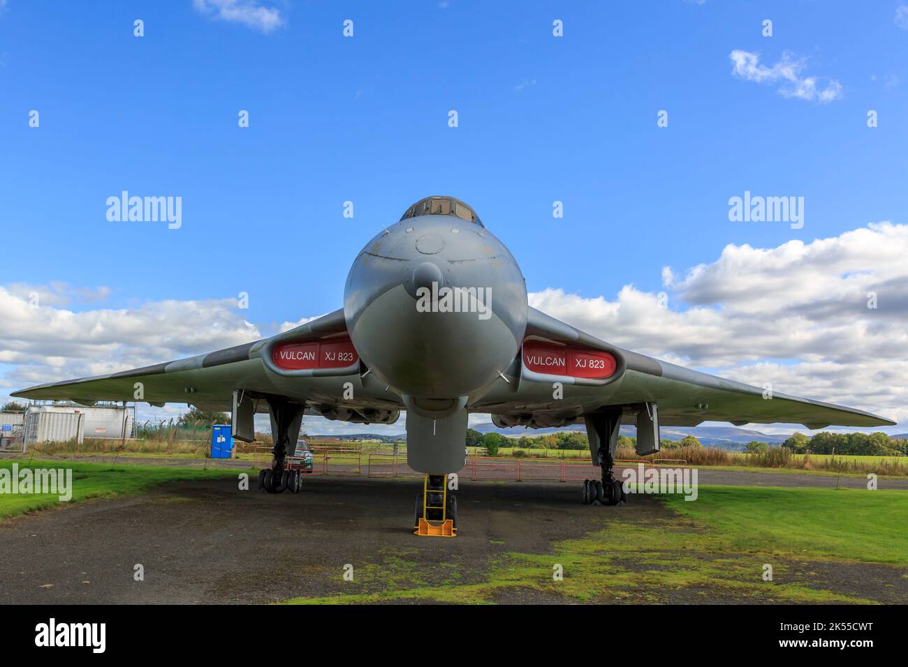 Carlisle, Inghilterra, 16 settembre 2022 : Vista frontale di un vecchio bomber Avro Vulcan XJ 823 esposto al museo dell'aviazione Solway presso l'aeroporto U di Carlisle Foto Stock