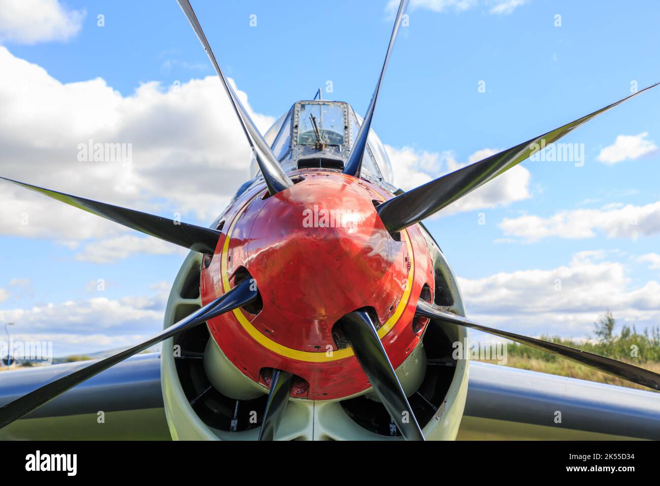 Carlisle, Inghilterra, 16 settembre 2022 : primo piano sui due propulsori di un vecchio aereo Fairey Gannet in mostra al museo dell'aviazione Solway di Carl Foto Stock