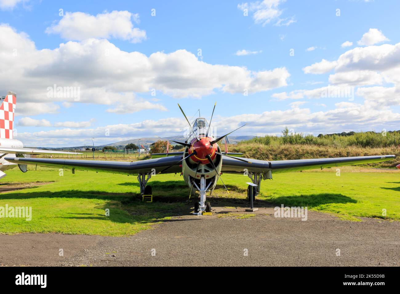 Carlisle, Inghilterra, 16 settembre 2022 : vista frontale dei doppi propulsori e delle ali di un vecchio aereo Fairey Gannet in mostra al Solway Aviation m Foto Stock