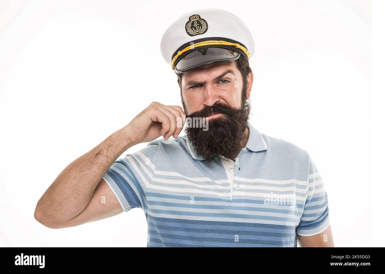 Capitano esperto del marinaio. Marinaio beared isolato su bianco. Navy e marine. Concetto di avventure in mare. Marinaio o marinaio con barba lunga e baffi Foto Stock