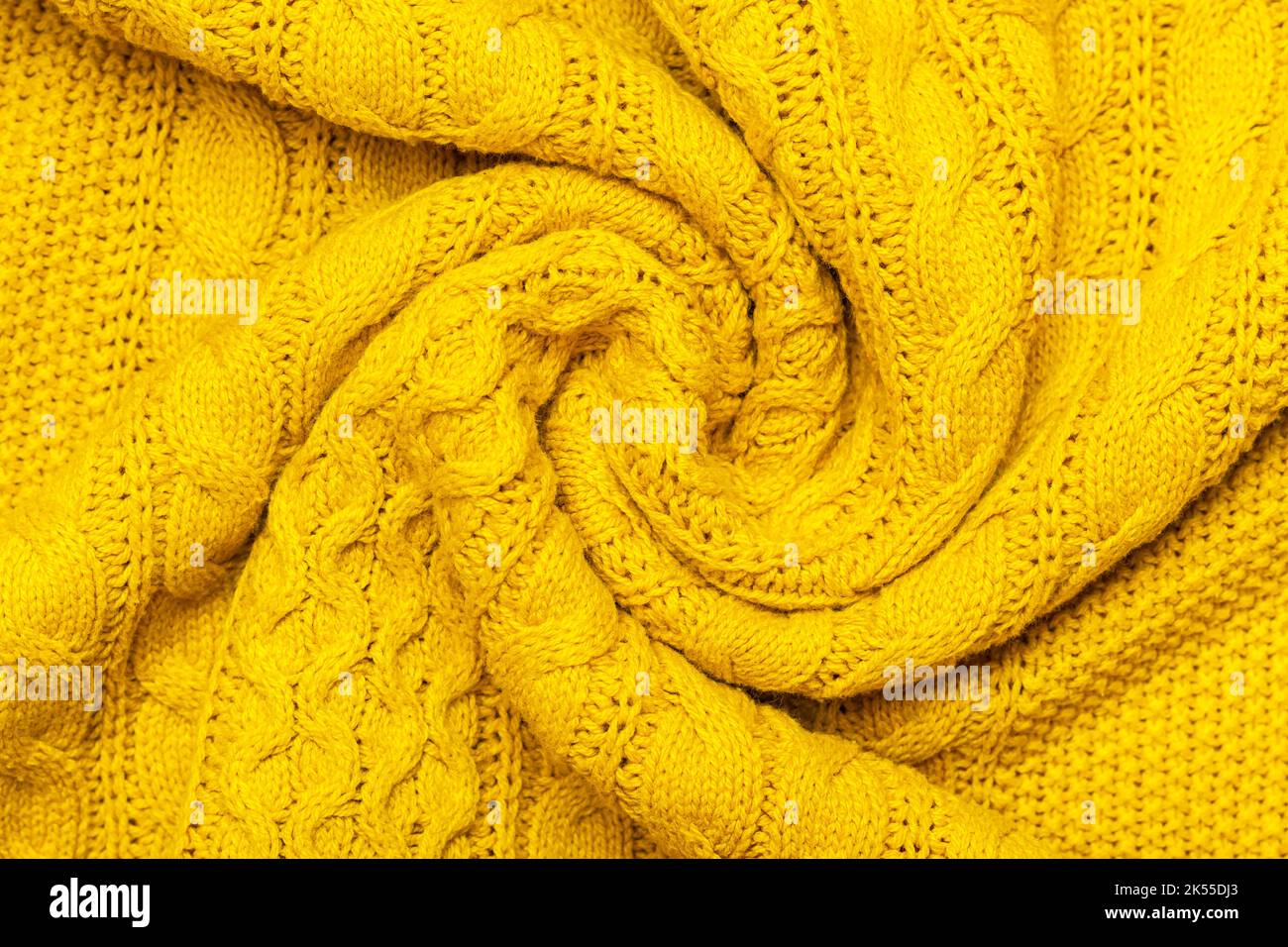 Maglione giallo senape immagini e fotografie stock ad alta risoluzione -  Alamy