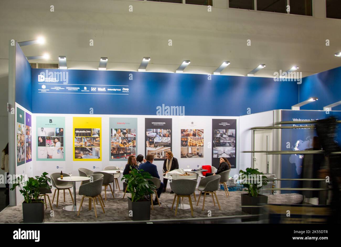 Deutsche Hospitality bei der 24. Internationale Fachmesse für Immobilien und Investitionen Expo Real am 6.10.2022 a München. Seit 1998 findet die Fachmesse für Immobilien und Investitionen jährlich im Oktober in der bayerischen Landeshauptstadt München statt. Heuer vom 4.10.2022 bis zum 6.10.2022. – Deutsche Hospitality alla 24th° Fiera Internazionale del settore immobiliare e degli investimenti Expo Real di Monaco, Germania, il 6 ottobre 2022. Dal 1998 la Real Expo si svolge a Monaco, quest'anno dal 4 ottobre al 6 ottobre. (Foto di Alexander Pohl/Sipa USA) Foto Stock