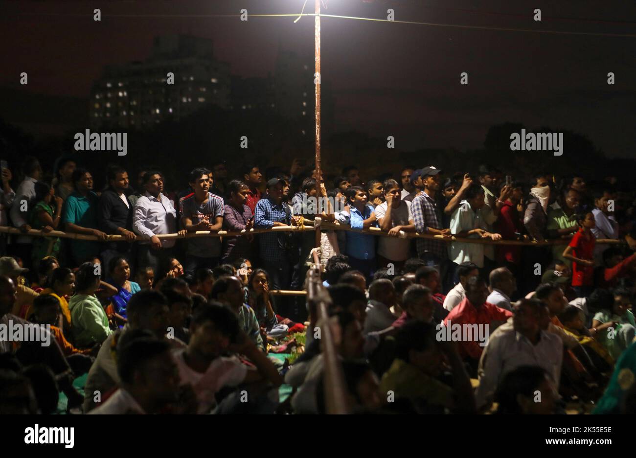 Mumbai, Maharashtra, India. 5th Ott 2022. La gente guarda Ramlila, una rievocazione della vita del Signore indù Rama, durante le celebrazioni del festival di Dussehra a Mumbai, in India, il 05 ottobre 2022. (Credit Image: © Niharika Kulkarni/ZUMA Press Wire) Foto Stock