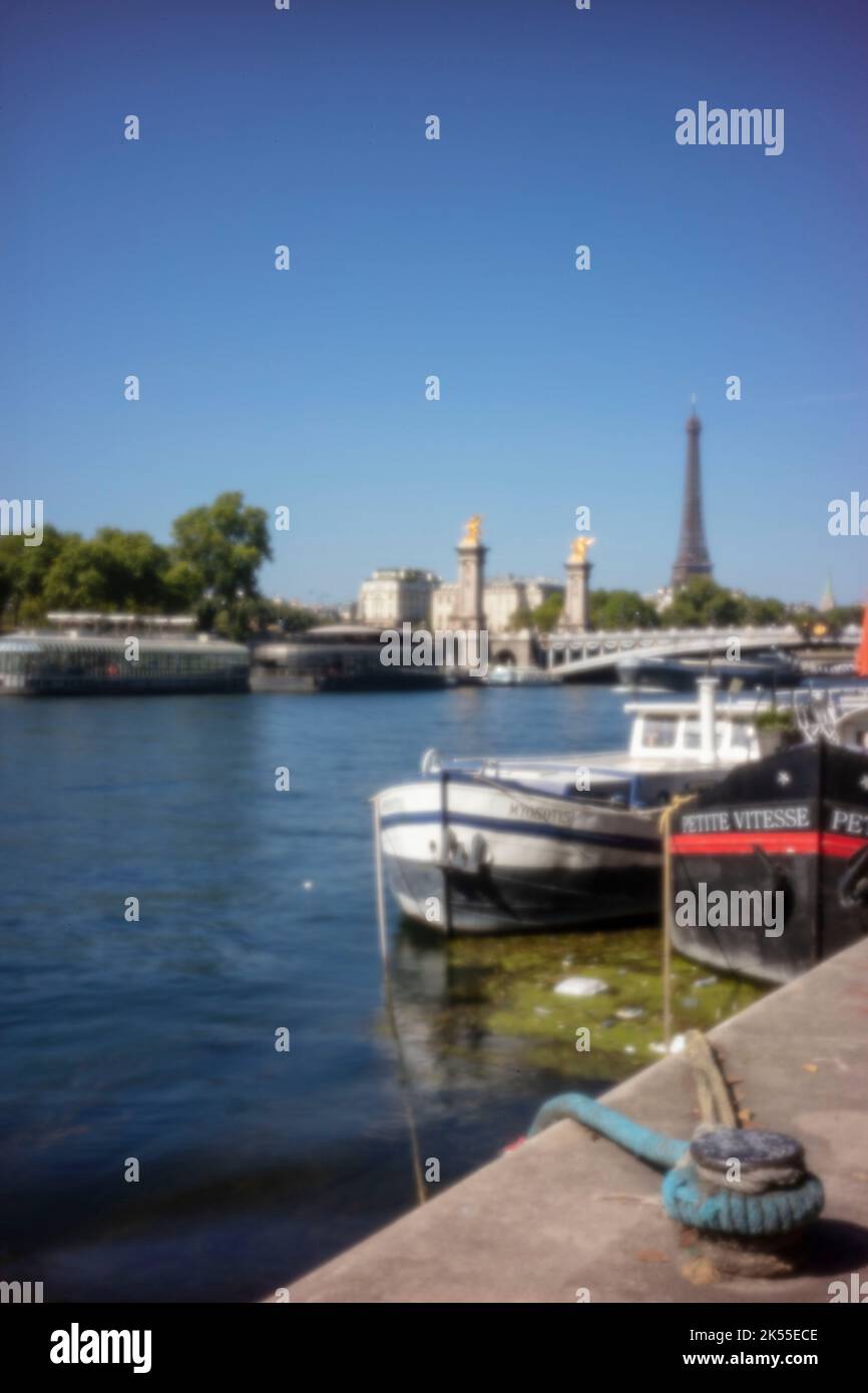 Sfida all'età, era digitale, qualità superiore, accattivante, spiccano, Immagine in pinhole ad alta risoluzione di houseboat sul fiume Senna, Torre Eiffel, Parigi Foto Stock