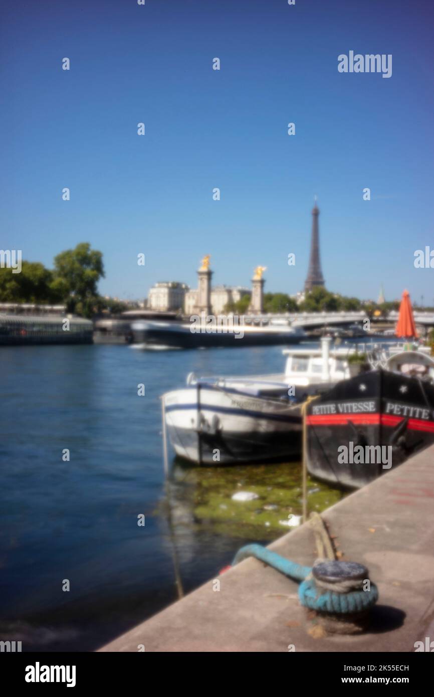 Sfida all'età, era digitale, qualità superiore, accattivante, spiccano, Immagine in pinhole ad alta risoluzione di houseboat sul fiume Senna, Torre Eiffel, Parigi Foto Stock