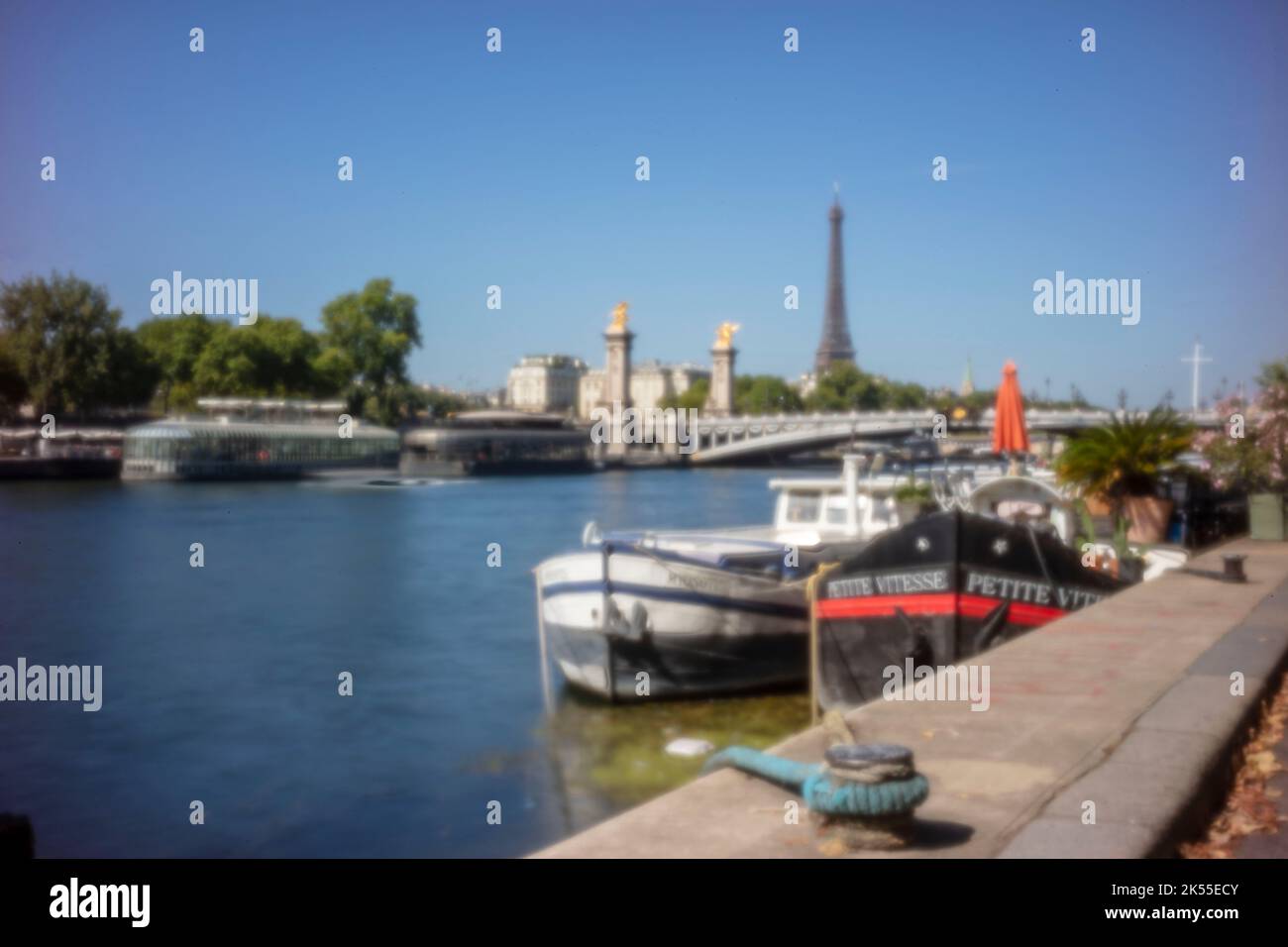 Sfida all'età, era digitale, qualità superiore, accattivante, spiccano, Immagine in pinhole ad alta risoluzione di houseboat sul fiume Senna, Torre Eiffel, Parigi Foto Stock
